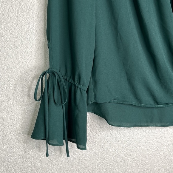 Trouve Green Flowy Sheer Boho V-Neck Top Size Small - Picture 3 of 6